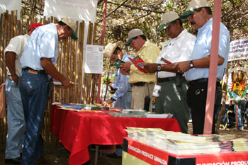 Decenas de productores visitan el stand de Fundación Produce Sinaloa en Eco Agro Guamuchil.