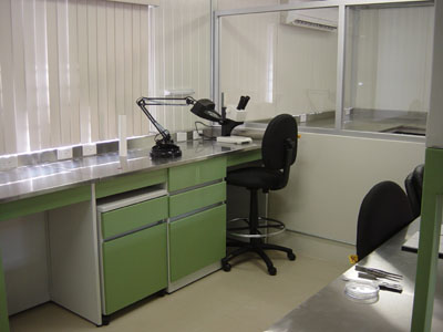 Figura 5. Mobiliario de laboratorio y área de robots.