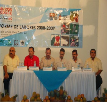 Francisco Silva Gómez (al centro), Presidente del Consejo Consultivo zona sur, junto a Juan Romero Esquerra (a la derecha), Director General de Fundación Produce Sinaloa, A. C. 