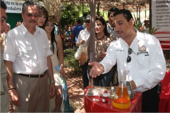 Durante Eco Agro 2009, el Presidente Municipal de Salvador Alvarado, Jorge Casal González (izquierda), recibe información sobre tecnologías desarrolladas con el apoyo de Fundación Produce Sinaloa, A. C. 