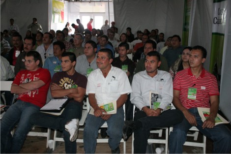 Asistentes a un curso de capacitación de Fundación Produce Sinaloa, A. C., atienden la participación de un expositor.