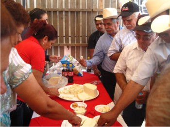 Productores del sur de Sinaloa son capacitados en la elaboración de lácteos.
