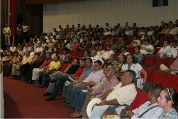 Figura 2. Los asistentes al evento escuchando a los expositores.