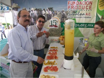 Heriberto Armando Borboa López, Presidente Ejecutivo de Fundación Produce Sinaloa, A.C. en el área de degustación que ofreció FPS a los asistentes en  Expo Ceres 2011.