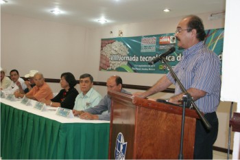 Figura 2. Heriberto Armando Borboa López, Presidente de FPS dando el mensaje de  inauguración de la VIII Jornada tecnológica del cultivo del garbanzo.