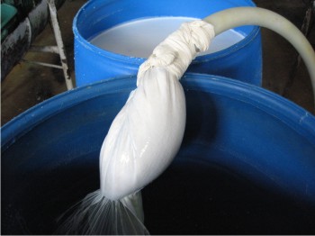 Figura 1. Muestreo de leche caliente para determinar su calidad.