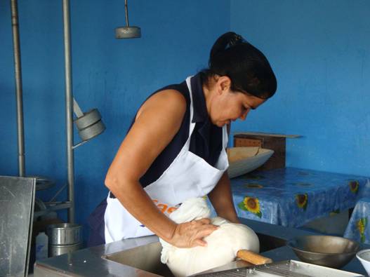 Figura 4. Desuerado del queso.