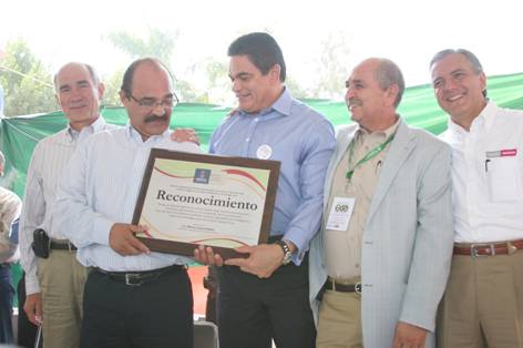 Autoridades federales y estatales brindan un reconocimiento a FPS al cumplir su XV aniversario.