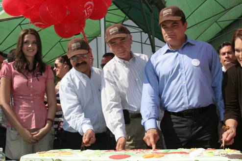 Corte del pastel del XV aniversario de FPS. 