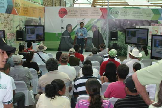 Conferencia de transferencia de tecnología ofrecida en el stand.