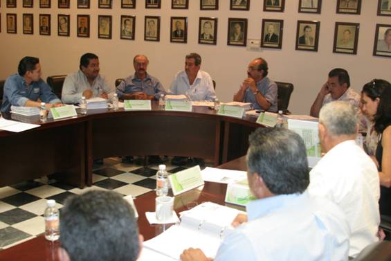 El Consejo Directivo de FPS en sesión, durante la XXII Asamblea General Extraordinaria de Asociados, para aprobar los proyectos correspondientes al ejercicio 2011-2012.