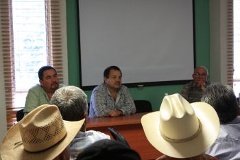 Figura 1. La reunión se llevó a cabo  para comentar y discutir  a acuerdos sobre el cultivo de caña.