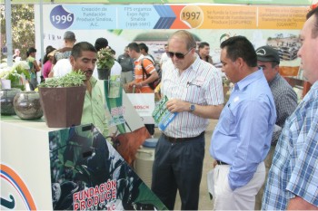 Figura 2. Asistentes interesados recibiendo asesoría técnica en el stand de FPS, en Expo Agro 2011.