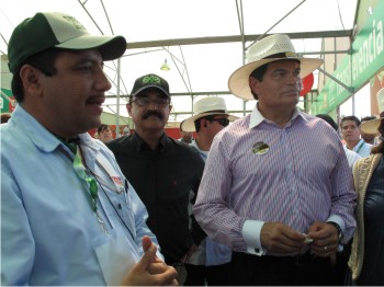 Figura 1. En la imagen, de izquierda a derecha: Ramses Meza Ponce, Director General de FPS; Armando Borboa López, Presidente Ejecutivo de FPS; y Mario López Valdez, Gobernador de Sinaloa; durante el recorrido del stand.