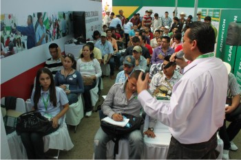 Figura 3. Conferencia tecnológica en el stand de FPS en Expo Agro Sinaloa 2012.