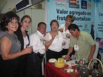 Asistentes a la Expo, atendidos por el Ing. Luciano Pérez Valadez.