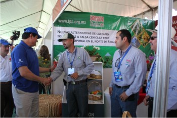 Figura 1. Mario López Valdez, Gobernador del Estado, en el stand de Fundación Produce Sinaloa, A.C., durante su recorrido por las instalaciones de la Expo Ceres 2012.