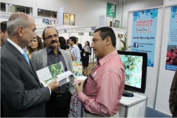El Secretario de la SAGARPA, Lic. Francisco Javier Mayorga Castañeda, visitando el stand de FPS, acompañado por el Ing. Heriberto Armando Borboa López (Presidente Ejecutivo de FPS) y el Ing. Ramses Meza Ponce (Director General de FPS).