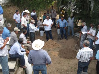 Jesús Valero Garza explicando las técnicas para elaborar abonos orgánicos.