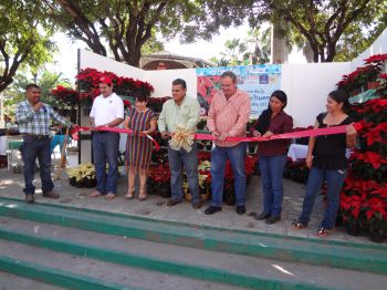 Ceremonia de corte del listón de la I Feria de la Nochebuena, Concordia 2012.