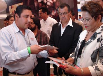 El Ing. Ramses Meza Ponce (Director General de FPS) intercambiando información con la diputada Rosalba de la Cruz Requena. En medio observa el Sr. Gustavo Saenz Polo (representante de la Diputada Federal por Puebla, la Lic. María del Carmen García Romero).