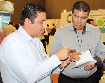 El Ing. Ramses Meza Ponce, conversa con el Diputado Federal por el Estado de México, Noé Barrueta Barón, sobre los trabajos realizados en producción de maíz.