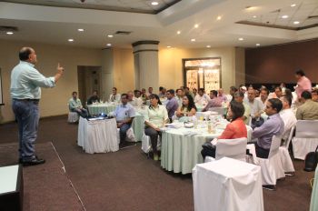 El Dr. Cuauhtemoc Reyes durante su participación en el evento Biotecnología al servicio de la agricultura 2013.