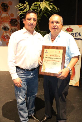 El ingeniero Ramses Meza Ponce (Director de FPS) con el Ing. José Javier Pompa, quien recibió un reconocimiento por su importante labor como apicultor.