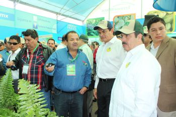 El Arq. Gonzalo Beltrán Collantes (Presidente del Consejo Consultivo zona centro) acompañando al Lic. Mario López Valdez (Gobernador de Sinaloa) y al Lic. Enrique Martínez Martínez (Secretario de Agricultura Federal) durante su recorrido por el stand de Fundación Produce Sinaloa.