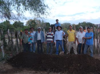Participantes del taller de preparación de abonos orgánicos.