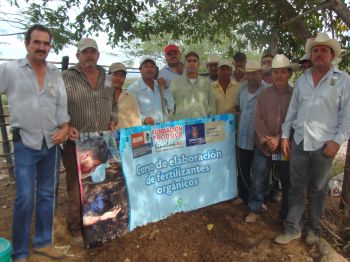 Participantes del taller de elaboración de fertilizantes orgánicos