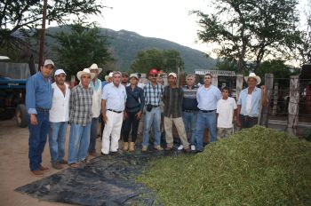 El Lic. Tirso A. Angulo Payán (Presidente del Consejo Consultivo zona centro de Fundación Produce Sinaloa, A.C.) acompañando a los participantes del curso sobre ensilaje.