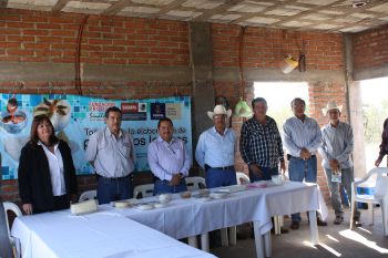 Tomás Díaz Valdés (Coordinador Operativo de FPS zona centro) durante el evento de clausura, acompañado por el Lic. Wilfredo García Bajo (Coordinador Estatal de Equipos Territoriales) y por productores de la localidad.