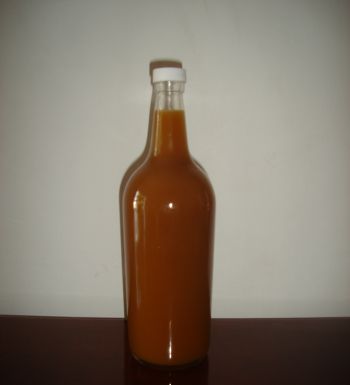 Licor de ciruela listo para ser consumido.