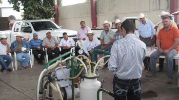 Capacitación a productores en calibración de equipo de ordeño.