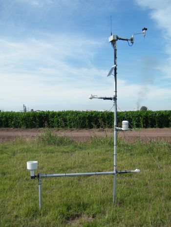 Parcela de maíz bajo riego por goteo y estación climática usada en el sistema IrriModel (CEVAF).