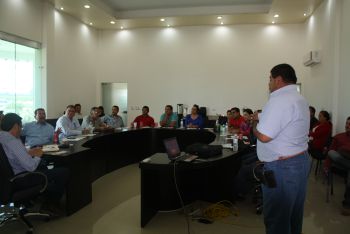 El Ing. José Rodolfo Angulo Santos, Coordinador Operativo del Consejo Consultivo zona norte de FPS desarrollando el curso ante los asistentes al evento.