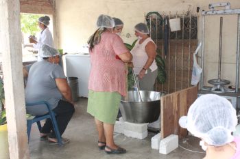 Asistentes durante el desarrollo del curso, aprendiendo la técnica de pasteurización de la leche.